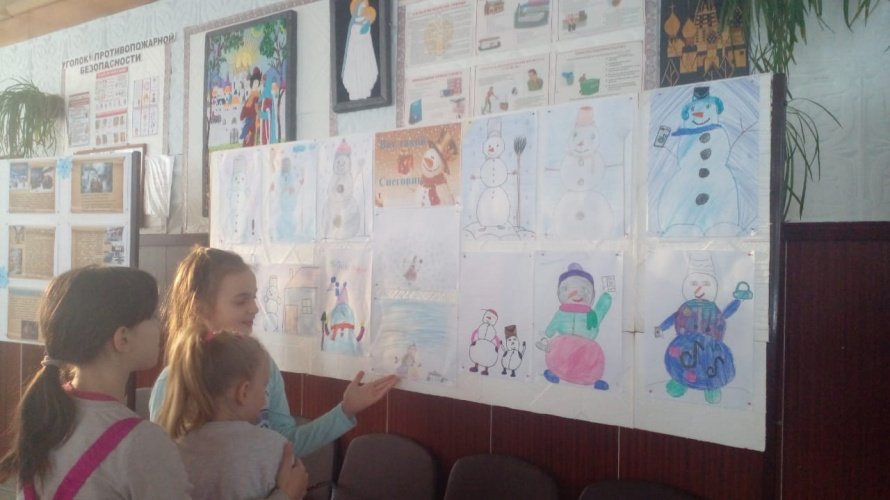Выставка детских рисунков «Вот такой Снеговик»