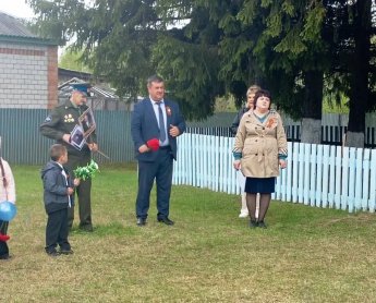 Торжественное возложение цветов к памятнику воинам-односельчанам, погибшим в Великой Отечественной войне (д. Короленка)