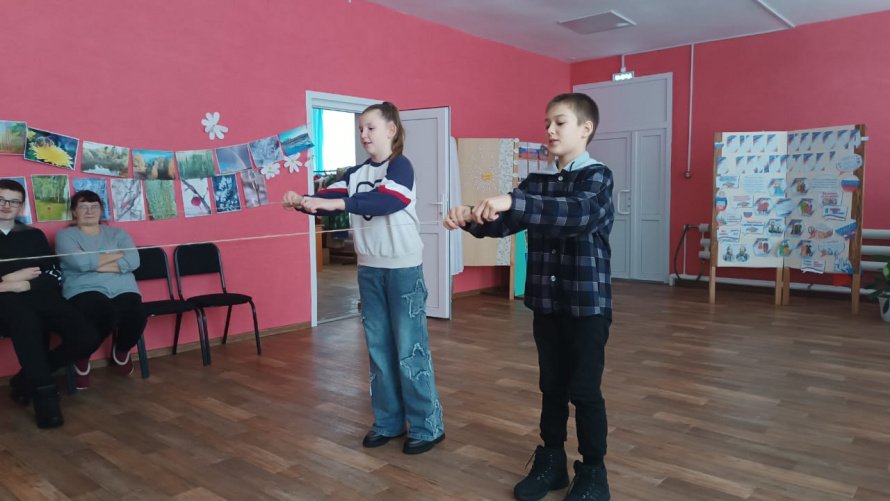 Спортивно-игровая программа "Раз, два - и в дамки"