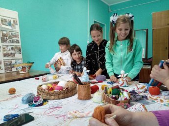 Занятия по изготовлению тряпичной куклы