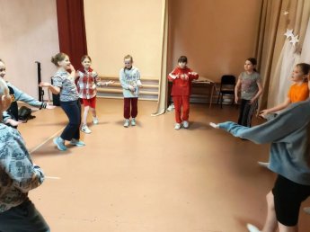 Игровая программа "Весеннее единство танца, дружбы и красоты"