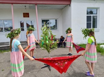 Фольклорный праздник "Троица - символ русской берёзки"