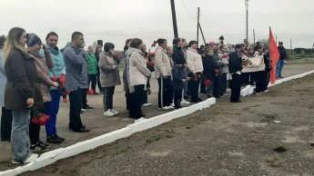 Торжественное возложение цветов "Помнит сердце, не забудет никогда"