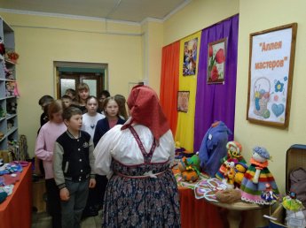 Выставка декоративно-прикладного творчества «Аллея мастеров»