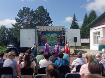 Праздничная программа «Село родное, ты – капелька России!»