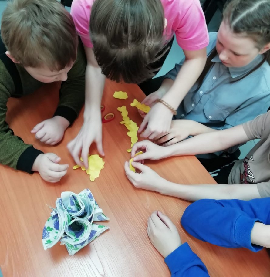 Конкурсно-развлекательная программа «Между нами, девочками»