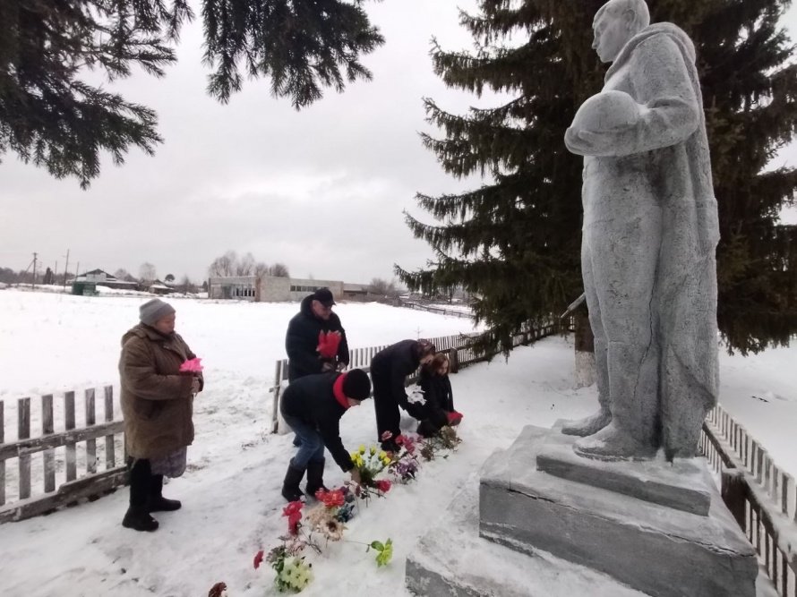 Церемония возложения цветов к памятнику