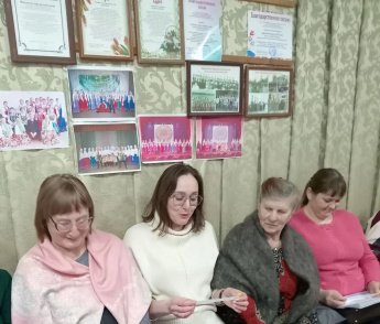 Развлекательная программа «Дарите женщинам цветы»