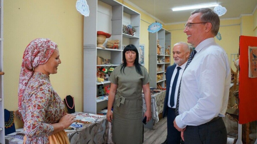 Экскурсия по выставке изделий мастеров Седельниковского района "Край родной - мастеровой"