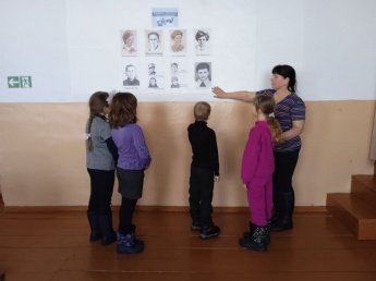 Стендовая презентация «День юного героя - антифашиста»