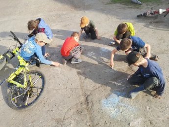 Акция рисунков на асфальте «Май шагает по планете!»